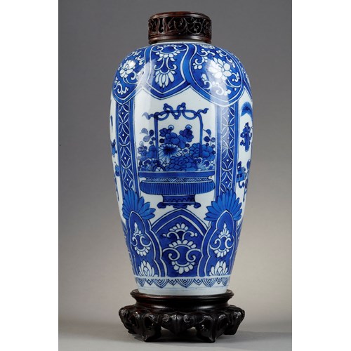 Vase porcelain blue and white decorated with flowers et mobilars objects
